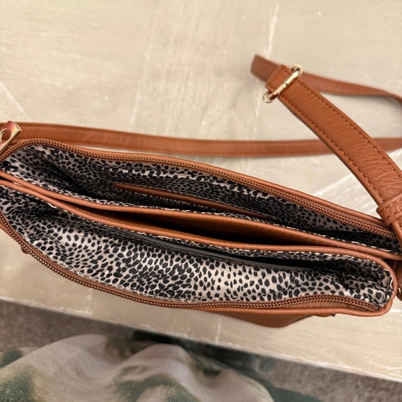 Brown Crossbody Concealed Carry Handbag with lock and keys - Picture 8 of 8